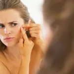 Spremere i brufoli o i punti neri è utile in caso di acne